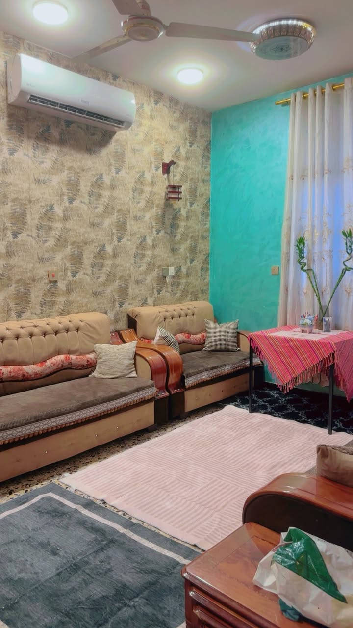 السلام عليكم بيت80 م طابقين  الواجهه 5 والنزال16 شارع المصرف مقابيل حي العلماء الطابق الاول كما مبين بالصور والطابق الثاني غرفتين نوم مع الصحيات للتواصل مع رقم الهاتف ***********
