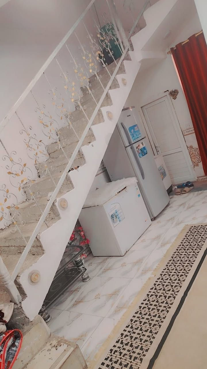 دار للبيع زراعي 
مساحه بيت 150
الموقع /المدائن مقابيم منطقه تأميم.
البيت؛طابقين يحتوي ع 3غرف وصالتين فوق وتحت واستقبال ومطبخ وصححيات وحوش
للاستفسار الاتصال على الرقم ***********
