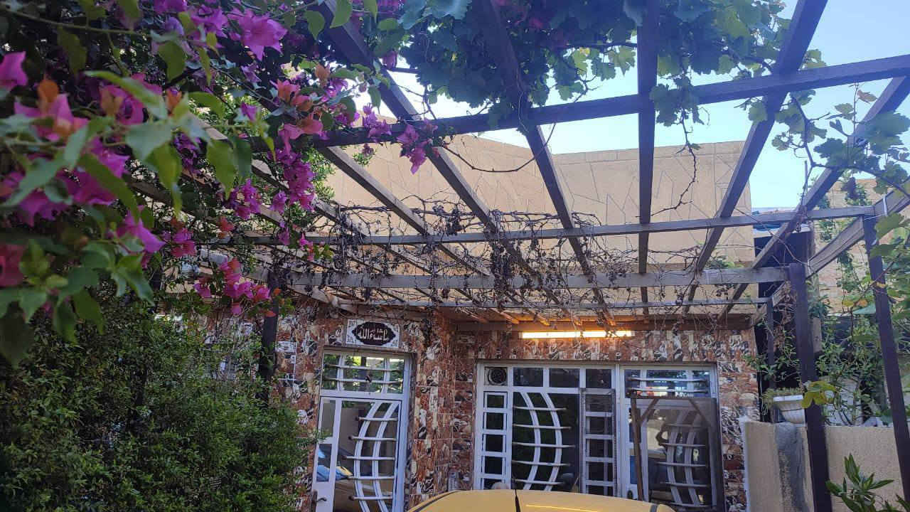 اعلان… .رقم (274)
دار كلاسيكي طابق ونصف  للبيع  مساحة (153.67 متر) محدث 2014
السند مستقل مباشر افتح بيان 
الواجه( 7.65متر) نزال(20متر) 
 اعلى من الشارع بتقريبآ 15 سم
 &&&&&&&
ال ارضي / غرفه #استقبال #مطبخ #صحيات #حولي  #كراج سيارة #حديقة
الثاني / 1غرفه 💤نوم #مطبخ #صحيات #سطح…. 
البيت قابل للسكن او تاجير.. 
للاستفسار مراسلة الصفحه 📬 اوالاتصال علئ الرقم  . 
***** ***********📲****
((مكتب الديار للوساطه العقاريه وتعقيب المعاملات وتسهيلها .)) 
*****بأدارة سيد عمار *****
