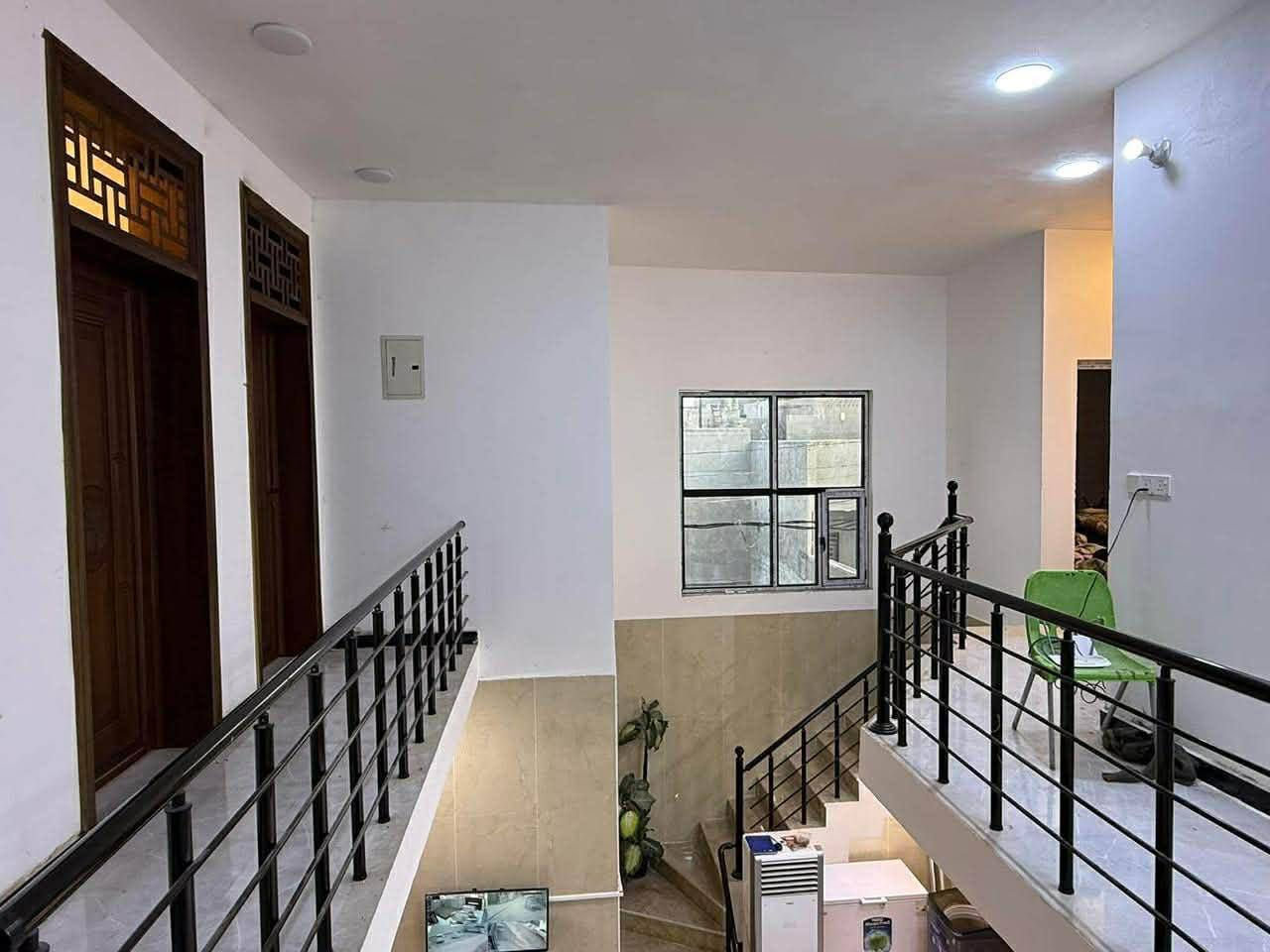 #للبيع_للبيع 🆕💵❤️‍🔥
دار للبيــــــــــع (في زوير الغربي خلف بانزين خانه بته تقسيم حسين مارينا بناء حديث 2025 ) 
200 متر (طابو زراعي سند 25 ) 
_________________💵_______________
المساحـة 🔁// 200م #طابــو زراعي سند 25❤️‍🔥
الواجهـة◀️ // 10متر
النـزال  ◀️// 20متر 
_________________💵________________
3 غرفـــة نوم  2 صحيات داخلية
و صالة واستقبال  ومطبخ  ومناور
وگـراج وحديقـة أمامية 
________________💵____________
السعــر (على الخاص بيع مستعجل )
قابل للتفاوض البسيط
_________________💵____________
         💵للإستفسار والاتصال على الرقم 💵
***********
❤️شركة القلم للتسويق والاستثمار العقاري❤️
