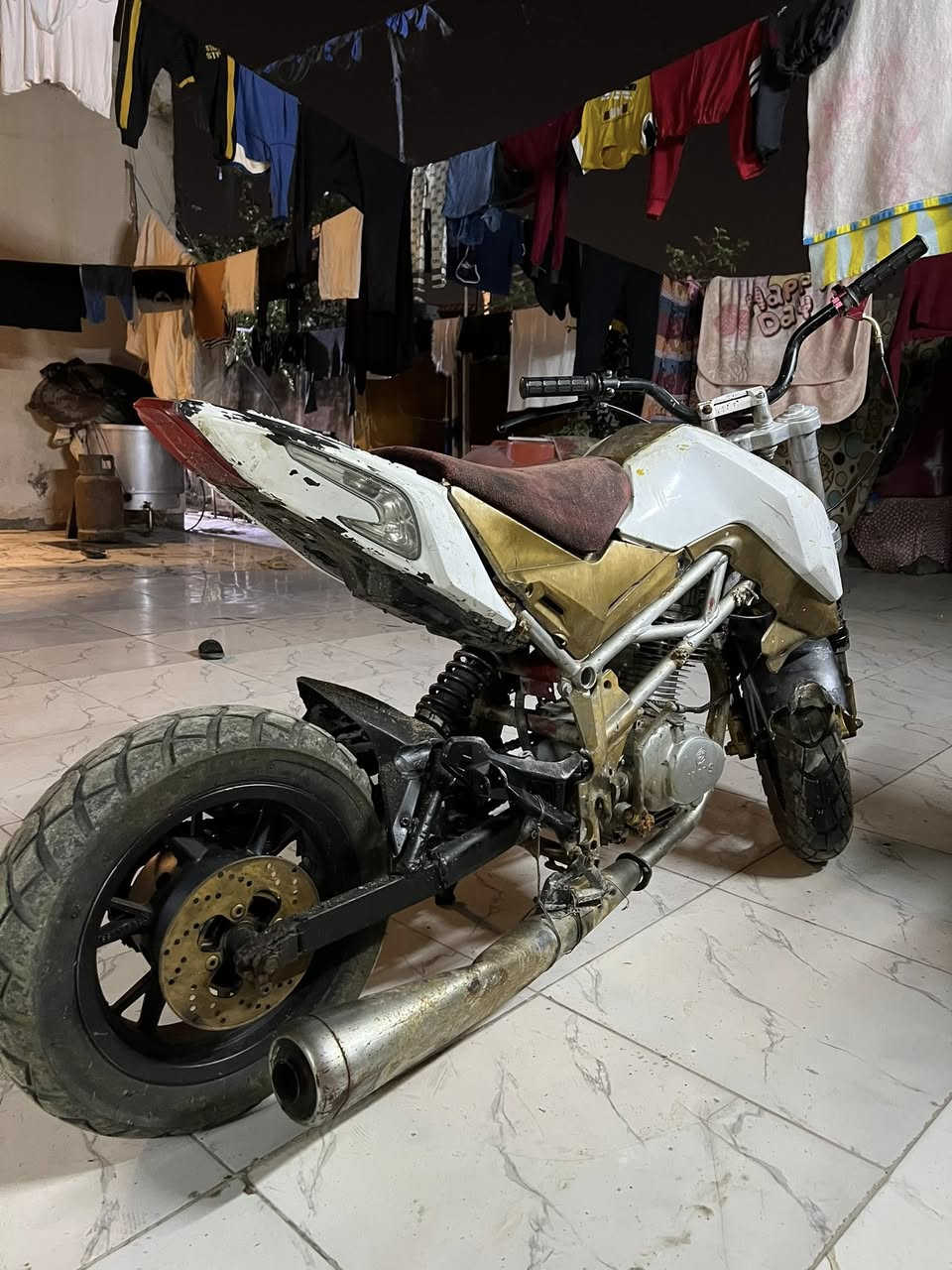 سلام عليكم فرخ بطح للبيع شغاله مكينه خرسه بس بريك مابيه يرادله ترتيبات بسيطه شغاله شلعه وسرعه فول مكينه ايراني مكاني بصره سعر 250 بيه مجال ***********
