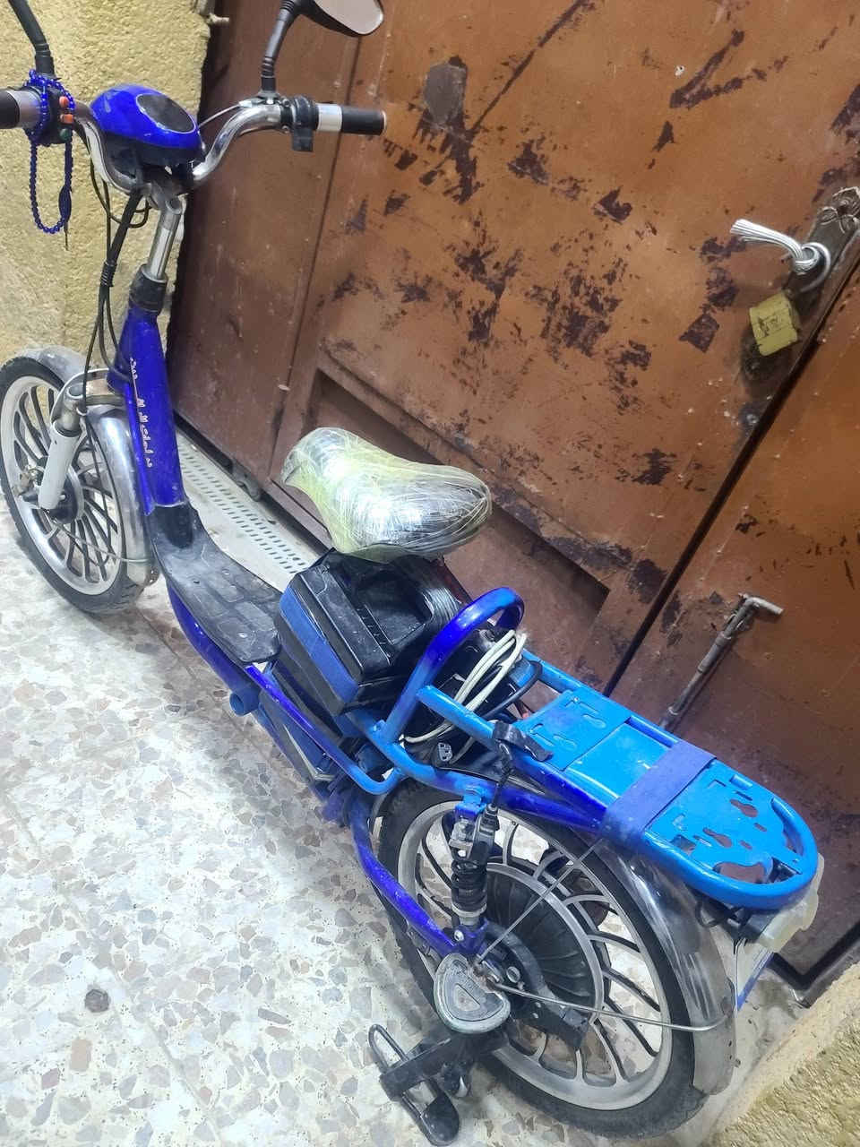 سلام عليكم
دراجة شحن للبيع 
كاملة ما بيهة اي نقص 
بطاريات جديدة 
سعر 200وبيهة مجال 
***********
