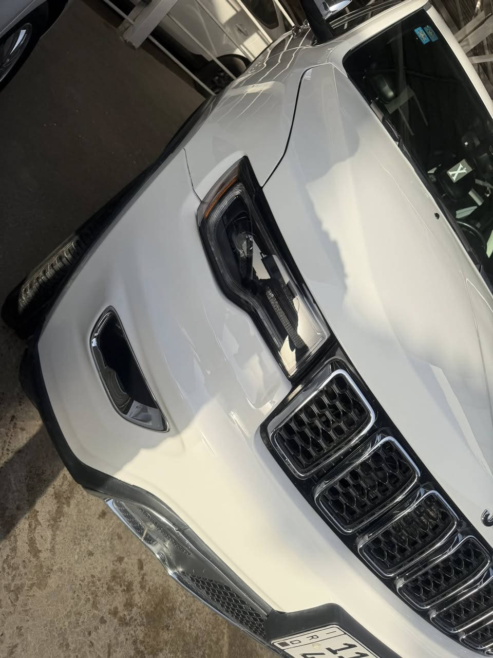 السلام عليكم .. للبيع جيب شيروكي موديل 2018 لمتد فول مواصفات بانوراما داخل جلد اسود شاشه جبيره كشنات كهرباء مدفايه رقم بغداد لون ابيض ماشيه 48 الف ميل بيها صبغ جاملغ وبنيد وجوه الكلر مال باب السايق والورا كيرها وميكنتها مكفولات ومسيرفسه السياره بدون اي نقص سونارها وصور حادثها بالمشنور ودواخلها وشواصيها مكفوله السعر 22000$ وبيها مجال للاتصال *********** بغداد الوزيريه
