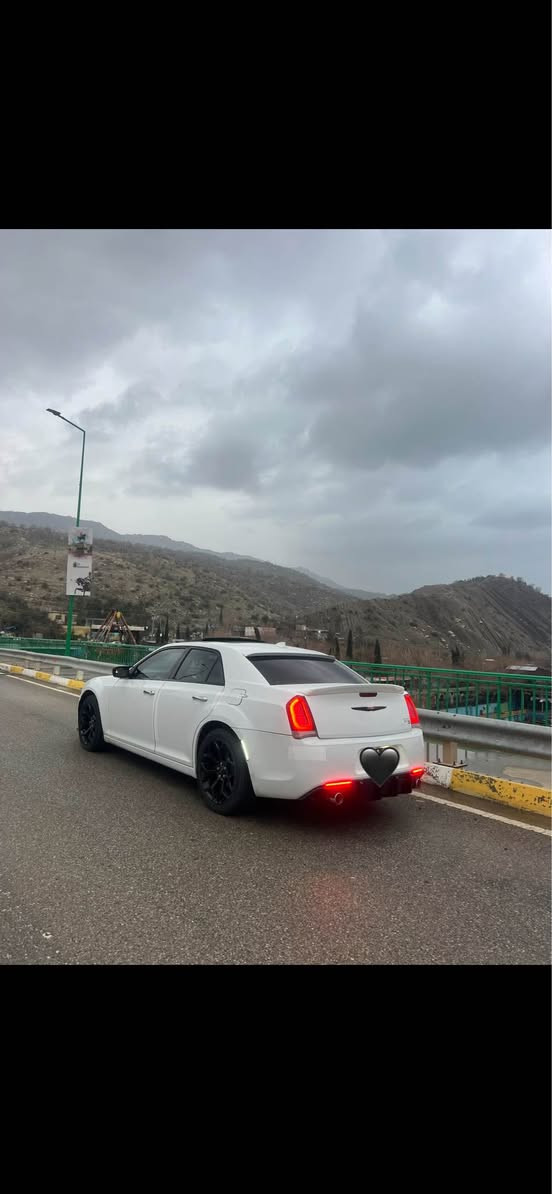 CHRYSLER.300 DUBA2021 Iشکل گؤراو.   فول مواسەفات 
پانوراما.شاشه گه وره..جلد.
كوشن سارد و گه رم.لايت ئوتو.ليد.
دوو جام ئوتو.پە رداخ ساردو گەرم ئاوينه عيشارت.حساس.
كاميرا.كوشن كاره بايي.ويل حجم(20)
تا قم تایە لؤک بي ليدان پيش و داواي كه پسه.سه قف به شه رت. براوه يه.هه موو گياني به شه رت مالي دوسته.گيرومه كينه ته بريد.كاره بايي هه موو به شه رت.بو زانياري زياتر تيل بك***********..                          86$ مەجال دخان, السليمانية
