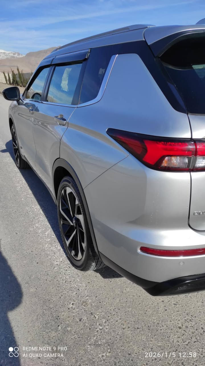 میتسوبوشی ئاوتلاندەر مۆدێل ٢٠٢٢ مواسەفات ئەمریکی  فول مواسەفات ( بلاک توب + ناو کرێمی + سەقف پانۆڕاما + دەبڵ ئەکسل + پێنج دوگمە + بەسمە و شەغال + ویل کرۆم ) نیودەرگەی پشتی سەیاق بۆیاغە بێ ناوگرتن + یەک جێی بچوکی ساردە سەیارەکە زۆر  و جوانە یەک دەستە زۆر کەم ڕۆشتووە  (٣٨هەزار ) کیلۆمەتر ڕۆشتووە ، نرخی (٢٣٠ ) مەعامەلەکی کەم ..
***********
