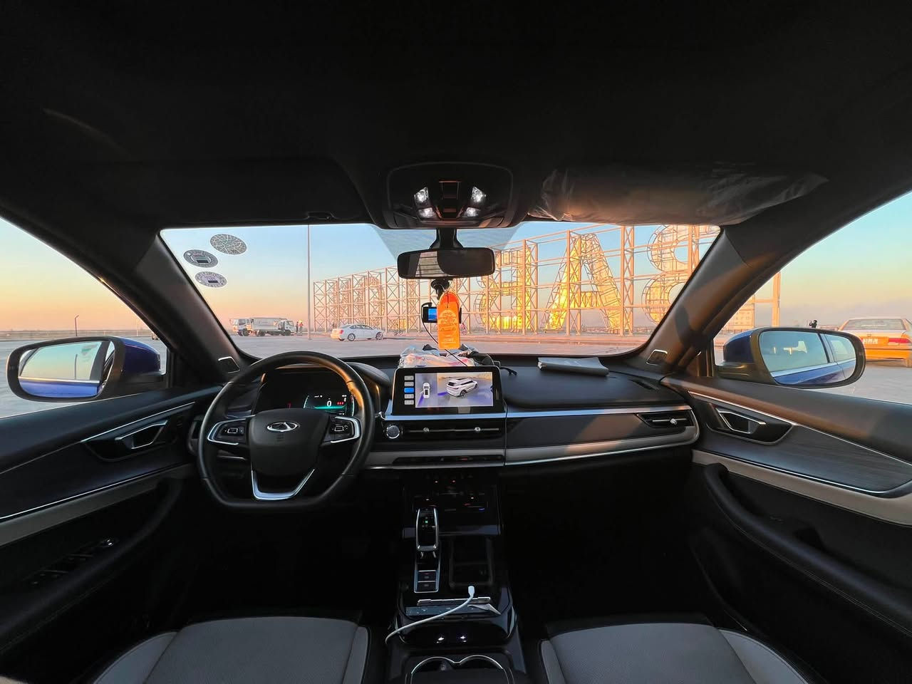الإعلان: من رخصة الآدمن والمشرفين المحترمين، ومساء الخير على الجميع.
🚗 للبيع: شيري تيجو 7 برو (Chery Tiggo 7 Pro) موديل 2023 - فول مواصفات 1/1
السيارة بحالة ممتازة جداً (شبه جديدة) وجاهزة للاستخدام بدون أي نواقص.
🔹 المواصفات العامة والخلية:
 الموديل: 2023.
 المحرك: 1.5 لتر تيربو (Turbo) قوي واقتصادي جداً في استهلاك الوقود.
 ناقل الحركة: أوتوماتيك CVT.
 اللون: أزرق ملكي مميز (نفس الصورة المرفقة ⁠image.png⁠).
 العنوان: بابل.
 
🔹 المواصفات الداخلية والرفاهية (فول مواصفات):
 فتحة سقف بانوراما بالكامل.
 بصمة تشغيل وبصمة أبواب (دخول ذكي)، مع خاصية التشغيل عن بُعد.
 شاشة عرض كبيرة تدعم نظام Apple CarPlay و Android Auto.
 كاميرات بنظام 360 درجة لكشف كامل محيط السيارة، مع حساسات خلفية وأمامية.
 مقاعد جلد فاخرة (تحكم كهربائي لمقعد السائق).
 مكيف ديجيتال قطعتين (تحكم منفصل للركاب) مع فتحات تكييف خلفية.
 نظام شاحن لاسلكي (Wireless Charger) للهواتف الذكية.
 أنظمة قيادة متعددة (Eco واقتصادي / Sport رياضي).
 تحكم ستيرن كامل (حاكية ومثبت سرعة Cruise Control).
 نظام الفرامل الإلكتروني (سايد بريك دقمة) مع خاصية Auto Hold.
 نظام إضاءة Full LED أمامية وخلفية تفاعلية مع أضواء نهارية.
 جنوط (ويلات) ألمنيوم قياس 18 إنش رياضية.
🔹 حالة السيارة الحالية:
 الماشية (34.000)
 
 السعر: [150 وبي مجال بسيط ] 
📞 للتواصل 
 رقم الهاتف: [***********]
 مكان التواجد: بابل 

🔹 الضمان والفحص (شرط المشتري):
 الوضعية: Clean Title (تقرير نظيف بالكامل).
 القصة والصبغ: مكفولة من الدعامية للدعامية (لا صبغ، لا تعديل، لا بارد، ولا شخوط).
 الميكانيك والكهربائيات: كير، محرك، شاصي، إيرباغات، وكهربائيات بشرط الكفالة والتشغيل.
 الفيصل بيننا: بيننا وبين المشتري الفحص بأي مركز يعجبه، وإذا طلع بالسيارة أي برغي بيه خلل، فلوس الفحص عليّ.
