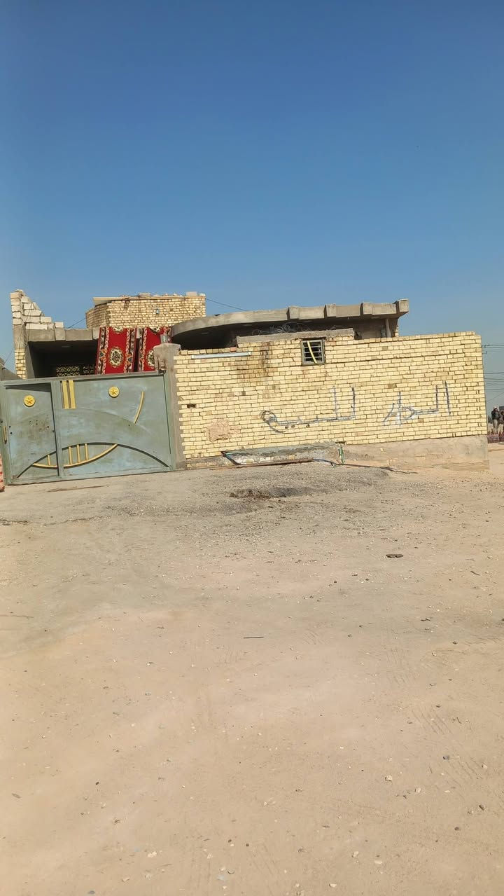 بيت 200متر طابو بسمي غرفتين وصاله ومطبخ وستقبال وساحه 6ب7 مهندسين النضال  قرب الحزام   الخضر   قريب على نفق   بي نواقص ستاره  وبورك  وتطبيك  صطح  وكاشي بناء درجه اوله طابوك  *********** السعر 150 وبيه مجال
