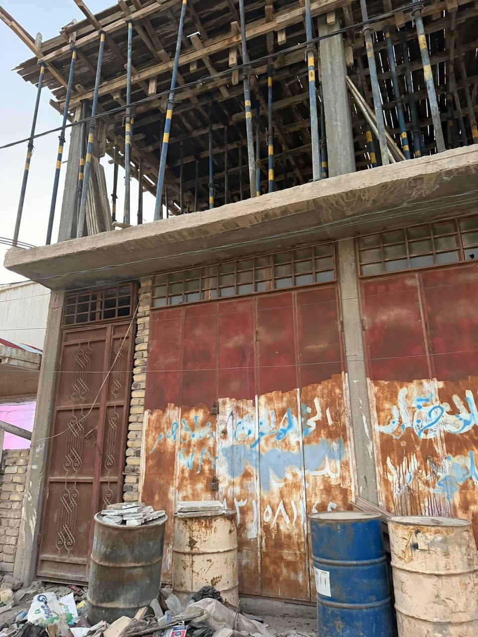 ‏سلام عليكم عندي بيبان محلات للبيع حديد درجة أولى الاستفسار مكانهم بابل *********** بسعر مناسب
