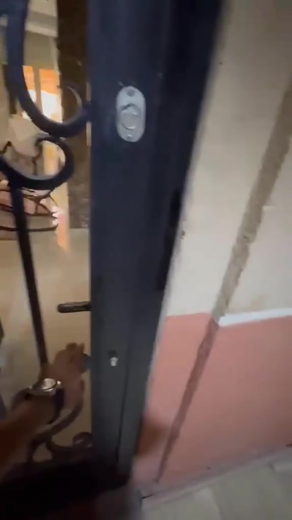 شقه للبيع في العبور الحي التاسع تاني نمره من الحزام الاخضر
خطوات لي شارع عباس العقاد قريبه من المول الطبي ✨✨✨

🔸فيو مفتوح على جاردن 🌿😍

🔸280 متر 

🔸التقسيمة ✍️ 
3 غرف كبار و 2 حمام و مطبخ و ريسبشن 4 قطع 

🔸دور تاني امامي 

🔸تشطيب الترا سوبر لوكس 

🔸يوجد عداد مياه و كهرباء و غاز 

🔸قريبه من جميع الخدمات و المحور الرئيسي 

🔸للتفاصيل و المعاينة: 01080295667
 #شققللبيع #شقةتمليك #شقةللبيع #سوبر #لوكس #شقتك #العبور #دوبلكس #تشطيب


**إذا كنت صاحب هذا الإعلان وتريد حذفه لأي سبب، رجاءا أرسل رسالة إلى الدعم الفني**