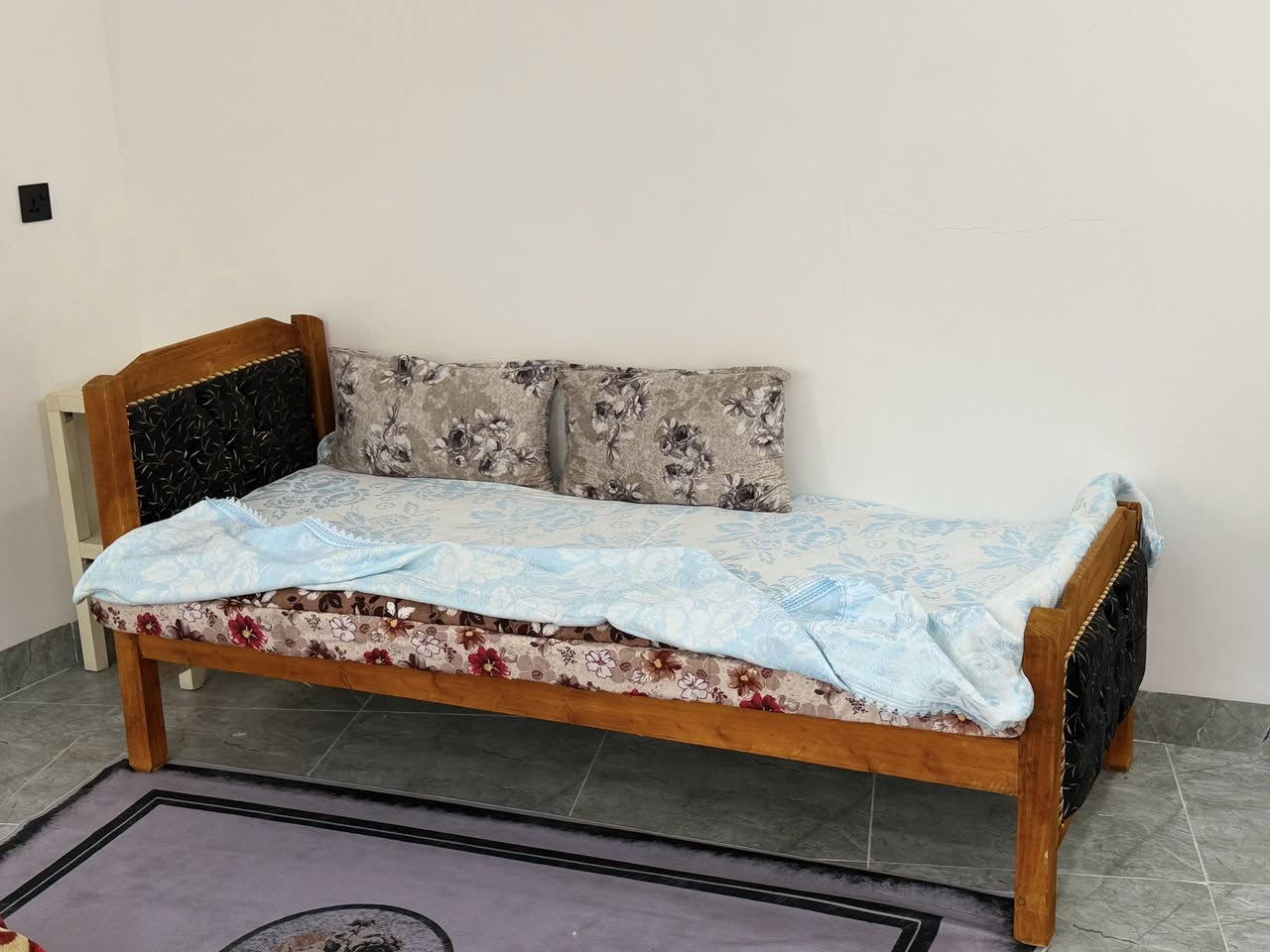 شاشه ميز شاشه وتخت البيع صارلهم 3اشهر ‭0778 155 8244‬
