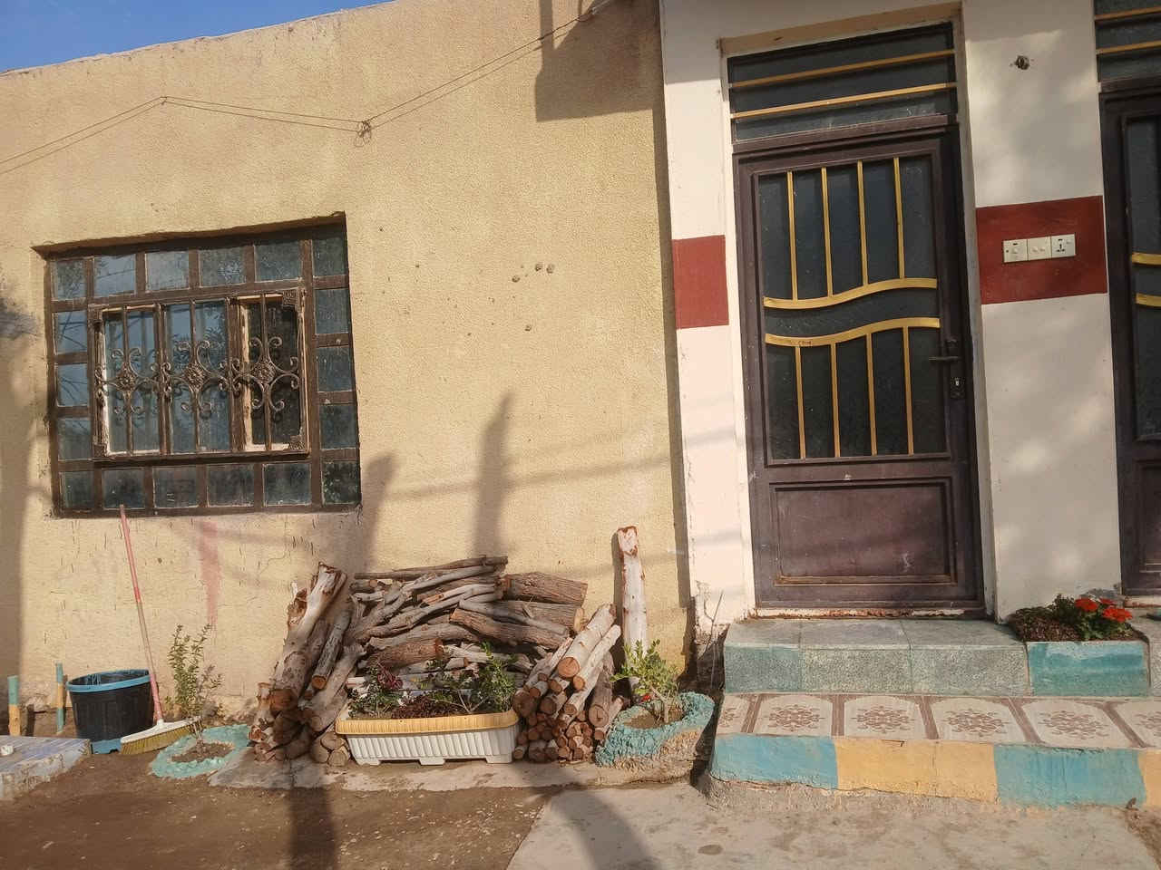 سلام عليكم.مشتمل. 40 متر للبيع طابقين كربلاء قرب فندق البارون يبعد عن الأمام 3كيلو زراعي سند. 25  اسويلك بي إقرارمحكمه صالح للسكن وا. لزوار.  السعر 38 وبي مجال  *********** وبي واتساب
