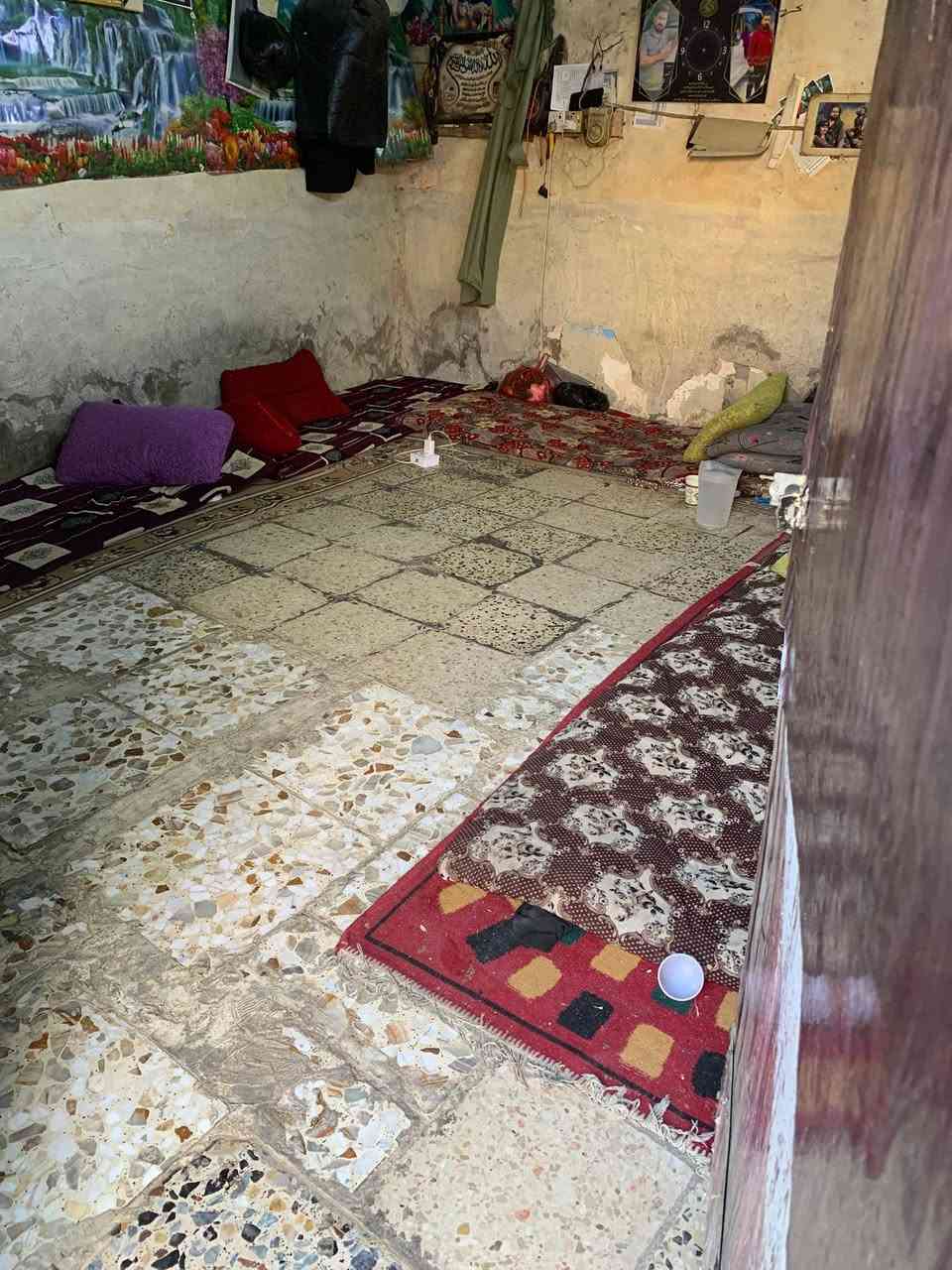 بيت حواسم كبير للبيع يوجد بي 3 غرف كبار و2 حوشين كبار ومطبخ كبير وصحيات كبيرة وخطين كهرباء بي وممشى كبيره بيت كلش جبير الغرفتين الاولى سقف چينكو والغرفة الاخيرة سندويش مكانه خلف المستشفى خلف الشارع العام ويوجد بي كامل الخدمات من كهرباء وماء ومجاري سعره 8 وبي مجال مكاني بغداد الشعلة الرقم ***********
