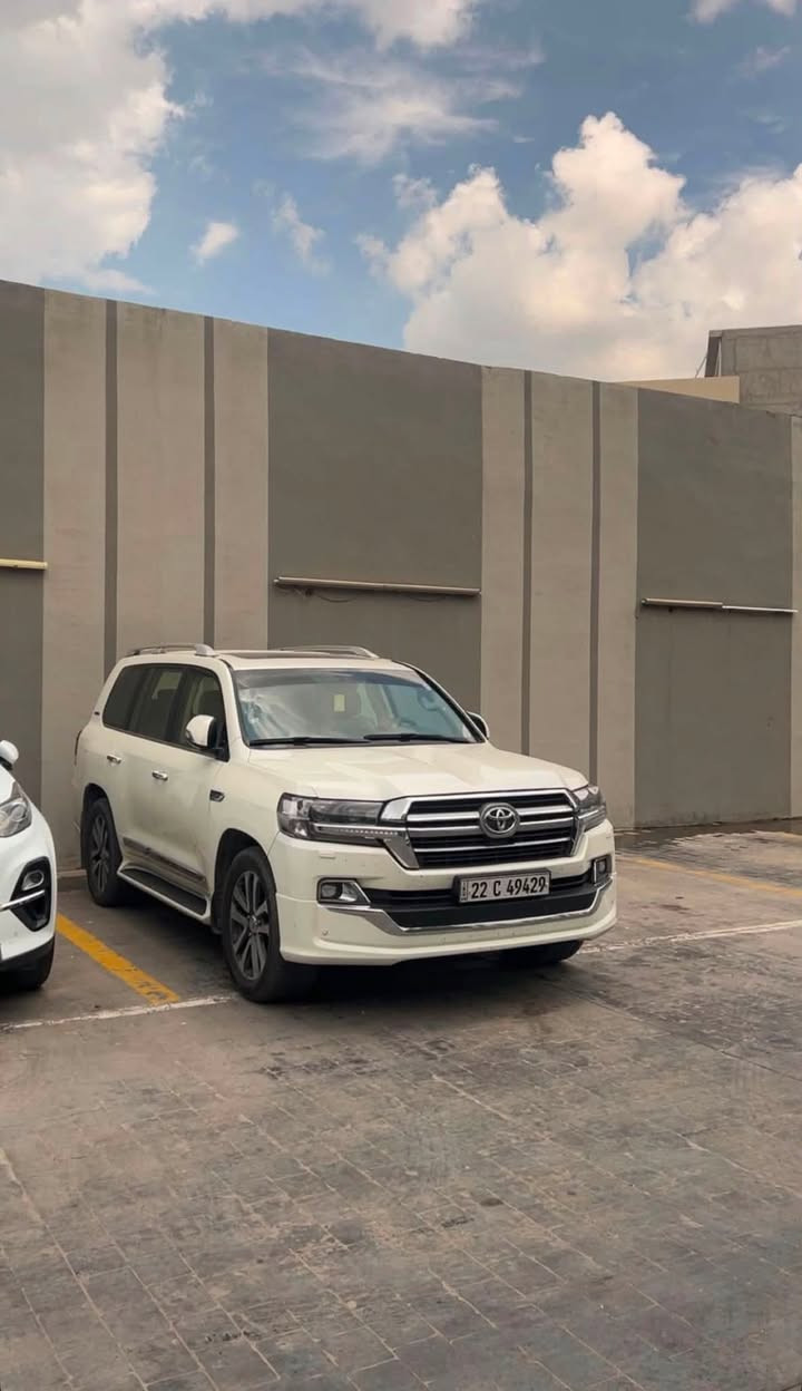 السلام عليكم
لاندكروز 2017

رقم اربيل ماشية 108 الف حقيقي

السيارة بيها صبغ دعامية امامية شادلها مال 19 

والدعامية الخلفية صبغ شبرين فقط

بقية السيارة بيها بوارد وتكحيل بكم مكان 

السيارة بدون تبديل  وبدون صبغ اي قطعة 

الشريط شايلة يعني مطابع شرط

كير محرك كلة مكفول 

شادلها تخم تاير جديد 

احلى من الصور بهواية تجي تشوفها وتحكم بالصور كلش مظلومة

سعرها 440 وبيها مجال 

مكان السيارة بغداد والانبار الخالدية

***********
