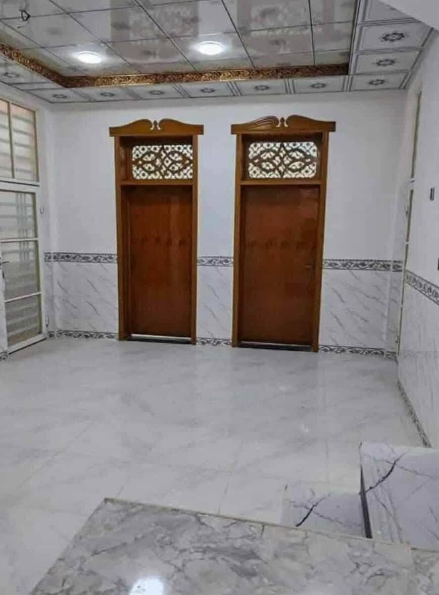 (ع..12 )
بيت للايجار  (130 متر) شارع الصب عمود 314 الخط الثاني 
سعر الايجار 300 الف  
يحتوي على طابق واحد
غرف2  مطبخ   صاله  استقبال
نضافه فول.... للاستفسار ..*********** ابو /ع
 *********** امانه كوله من طرف المروجه زينب للعقار
