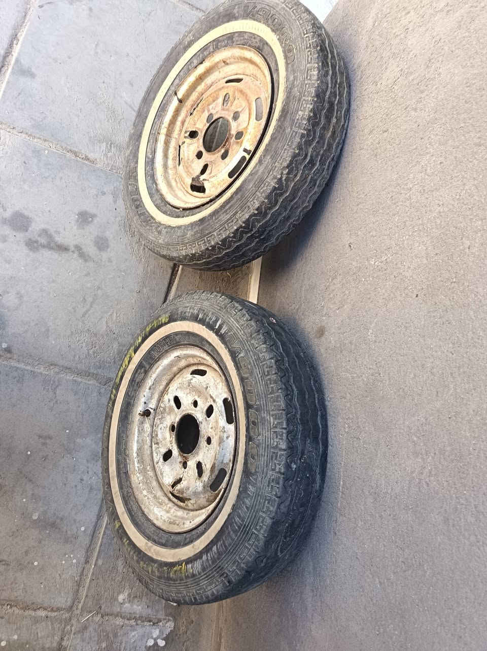 تواير للبيع واحد منهن. محكوك بس مو كلش. سعر. ٥٠ وبيهن مجال. شراي. يتصل مكاني ناصريه مركز*********** واحد.  بنجر. وثاني. مابي. شي
