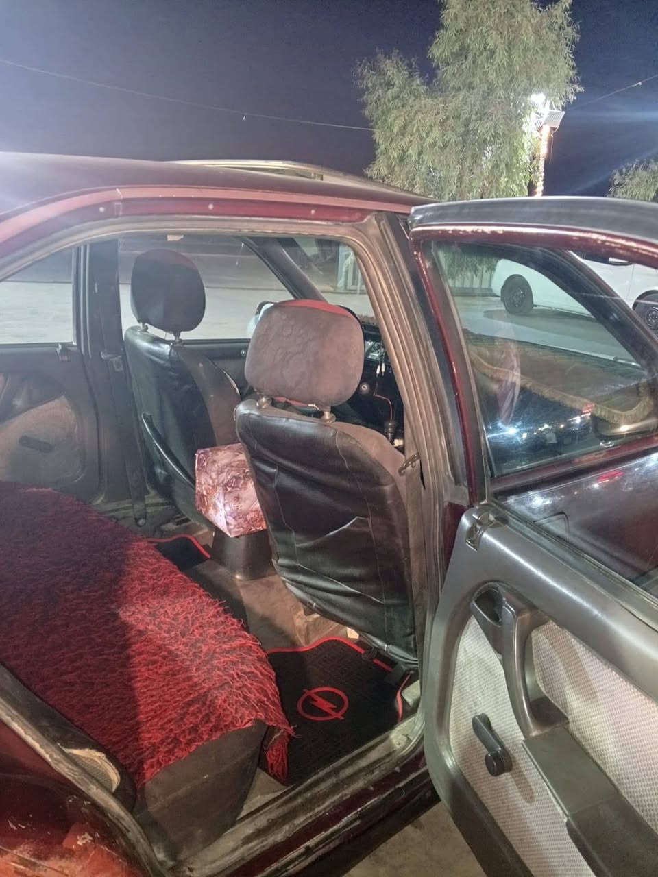 السلام عليكم مكلف بلنشر اوبل اوميكا للبيع موديل 90حجم 20كيرمحرك شرط كهربائيات كلهه شغاله تايرات جدد طخم أمامي خلفي جديد بدون صبغ السعر 25وبيهه مجال شرط وكاله وتحويل للتصال***********
