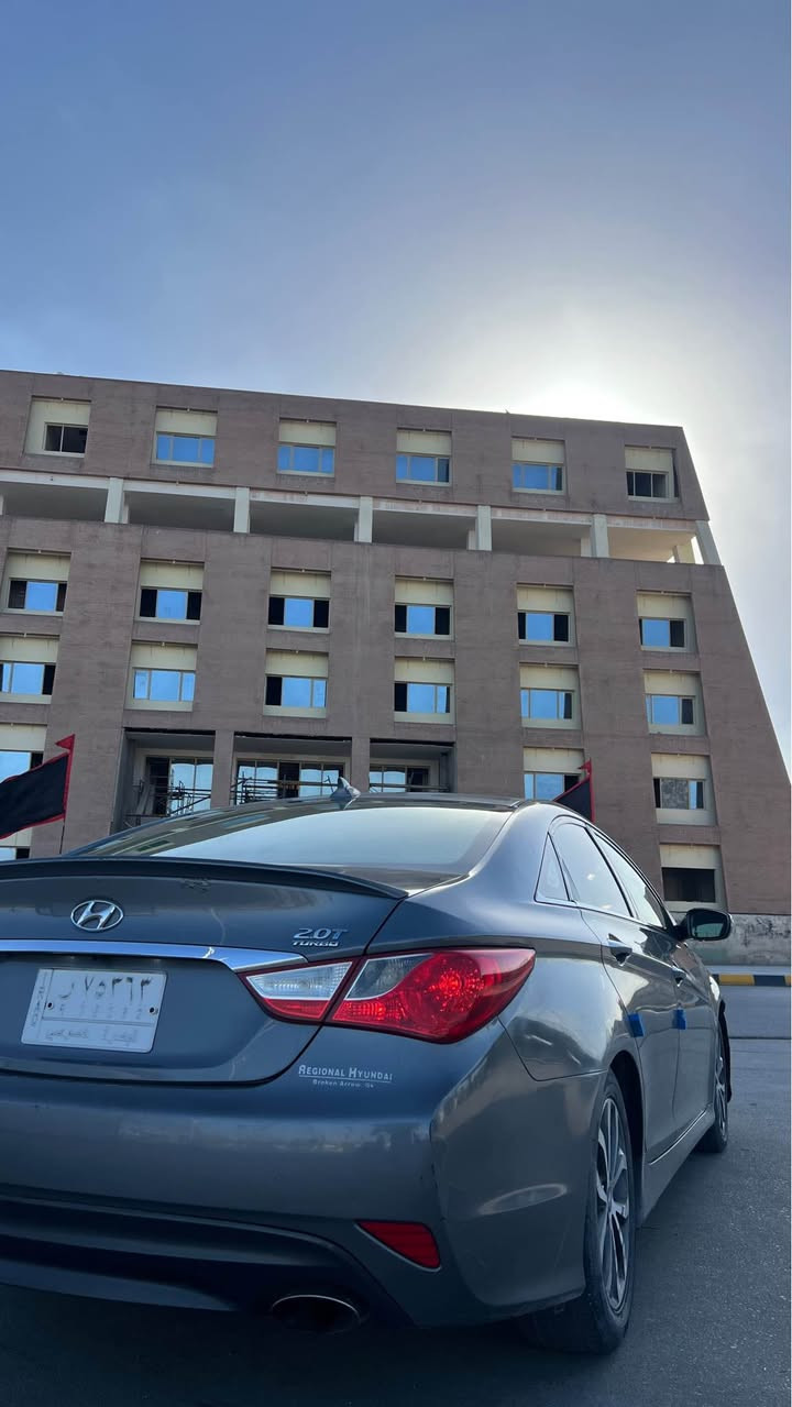 هونداي سوناتا موديل ١٤  وارد امريك  ضررها تقرير داخلة  فول مواصفات عدا الفتحه  محرك ٢٠٠٠ توربو لا تبخير ولا تنقيص  ولا دوانص بيها بس شخط ستوته الباب الصدر والوراه وشوية من جاملغ 
3 بصمات يدات نيكل  كشنات جلد كهربائي  + تدفئه  اشاير مري دبل كزوز  لايت زنون فول كامره دواره كير مكينه حداديه خير من الله تحكمات ستيرن حاكية  دواخلها نظيف كلش حتى كتلوك الشركة موجود رقم بصره حره بسمي تحويل ثاني يوم  مكانه ذي قار 
*********** ناصرية, ذي قار
