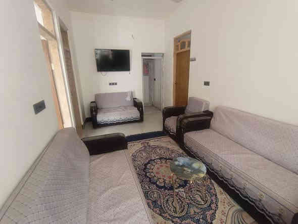 بيت للبيع  بمواصفات بناء ممتازة، جاهز للسكن الفوري 
📍 قريب جداً من شارع القبلة.
• المساحة: 150 متر مربع.
البيت  مرقّم بلدية بالترقيم الأخير
🏠 تفاصيل البيت والتصميم:
• بناء بلوك (درجة أولى و عكادة) 
• ⁠يحتوي على
• غرفتين نوم.
• صالة 
•  استقبال
• مطبخ 
• ⁠صحيات داخليه وخارجيه
• ⁠علماً جميع البيت بورسلين درجة اولى 
السعر ٢٥ 
***********
