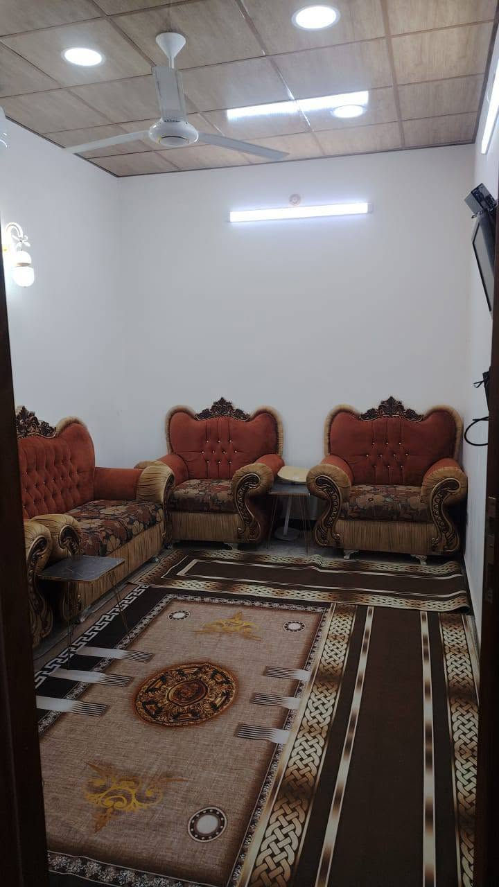 السلام عليكم 
بيت مساحه 115بناء طابوك حديث 
يحتوي غرفه منام واستقبال وصحيات ومطبخ وكما موضح باالصور... الجنس زراعي سند 25السعر المطلوب 60مليون قابل للتفاوض الراغب بالشراء الاتصال على الرقم ***********1بيه واتساب 
العنوان جسر ديالى حي الحكيم
