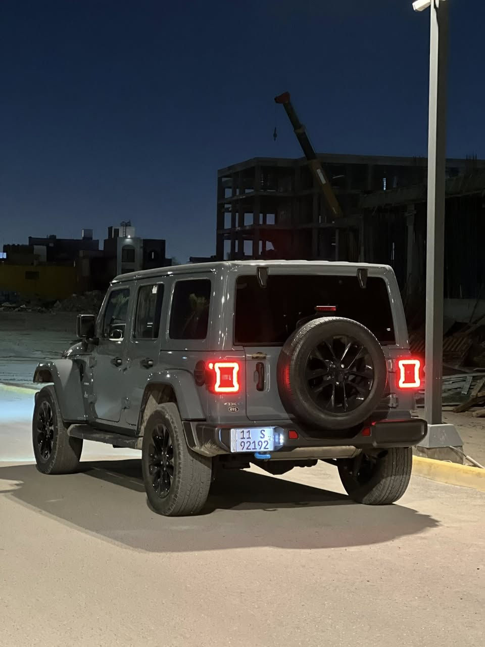 السلام عليكم 
جيب رانكلر 2024 بلكن هايبرد بانزين  
ماشيه 20 ميل
فول مواصفات 4x4e
سقف متحرك 
لون سموك مميز
بصمه 
شاشه كبيره كار بلاي
سستم سماعات بلادي
وباقي مواصفات الرانكلر الفول
العنوان بغداد الكرخ
***********
***********
