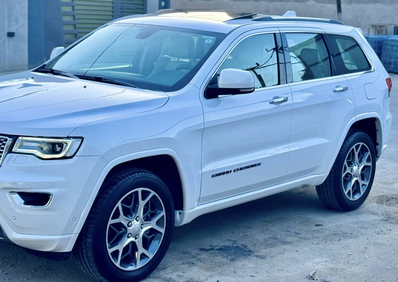 السلام عليكم جيب خليجي موديل 2019(اوفر لاند)
فول الفول ماشيه 95حقيقي بيهه صبغ جاملغ فقط جهه السايق والباقي كفاله كير مكينه صدر بلباكيت 
بسمي الرقم الجديد هزه وسنويه جديده 
مكان السياره بغداد المنصور 
السعر 27500$بي مجال للشراي 
رقمي ***********
