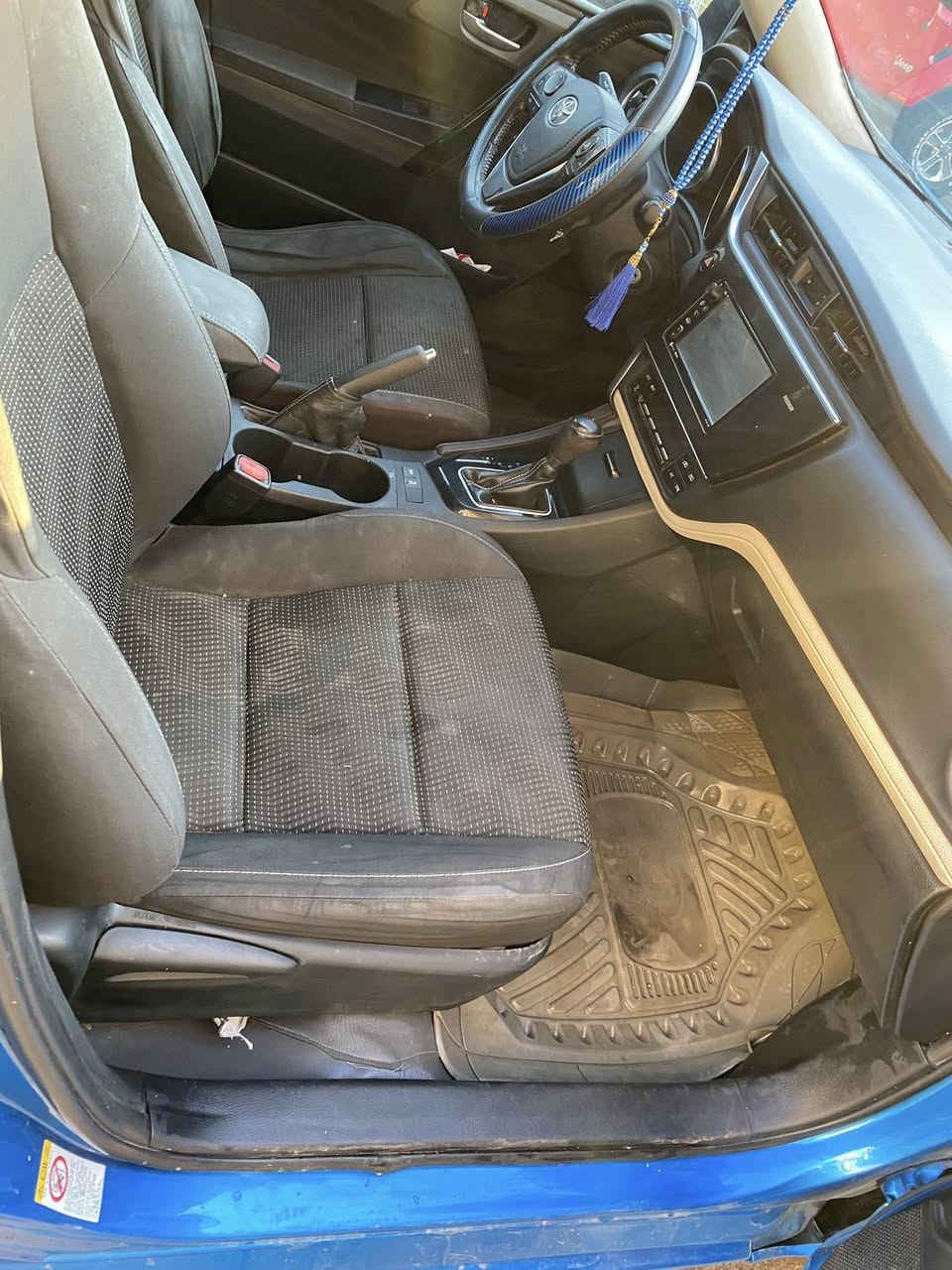 السلام عليكم كورلا هاج باك موديل 2017 رقم اربيل الدولي هزه جديده سنويه جديد باسمي السياره جاهزه حادثهة جاملغ وبنيد تبريد تدفئه شغال صدر جديد تخم تاير مكينه كير خير من الله جاهزه السياره مكان السياره بغداد الحريه 
رقمي ***********
