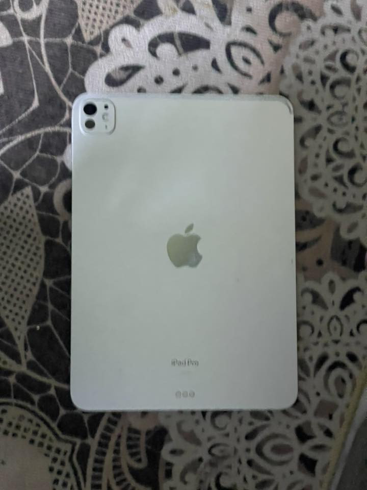 سلام عليكم شباب ايباد 11البيع m4ذاكره 256بطاريه 94بعده جديد ما مستخدم اهواي هوه او كارتونته وملحقاته كاملات السعر 1150 وبي مجال للشراي مكاني بغداد مدينه الصدر هاذه رقمي ***********
