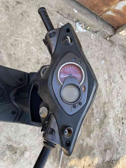 السلام عليكم شباب دراجة سكنس فحل رياضي للبيع وشوفت عينكم نضيفه كلش مال جناي بانزين محسن نوزل خطين للبيع  احتاجيت فلوس خير من الله كامل من كلشي :سعرها  مليون 400وبيها مجال 
العنوان :البصرة  قضاء الدير 
الرقم ***********
