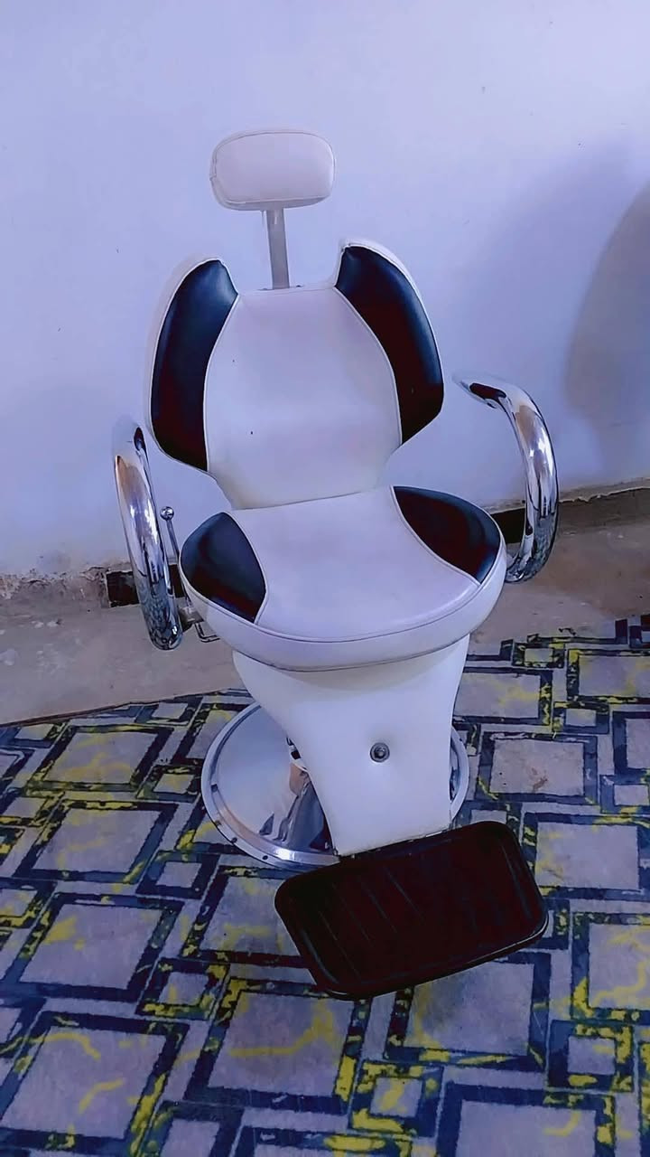 كرسي  للبيع مكاني نجف  ***********
