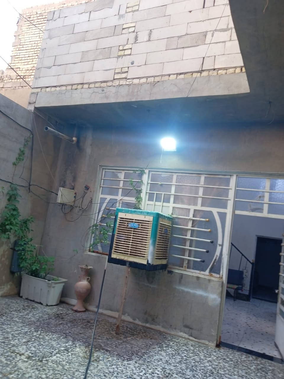 سلام عليكم بيت لبيع حي طارق بشارع لقديم قرب بستان ابو ياس لمساحه 150يحتوي على غرفتين نوم،+ستقبال +صاله يوجد كافه لخدمات ***********
