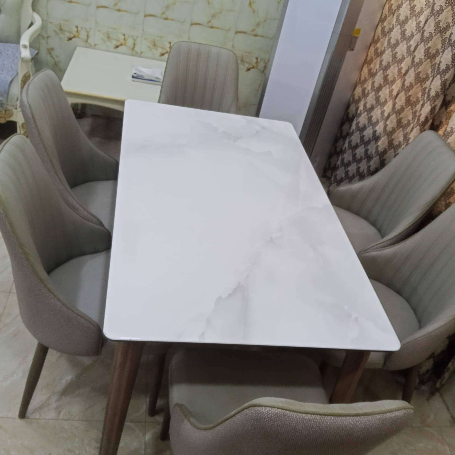 السلام عليكم ميز طعام للبيع استخدام قليل جلد اصلي ثقيل 
‏‪0787 430 5408‬‏
