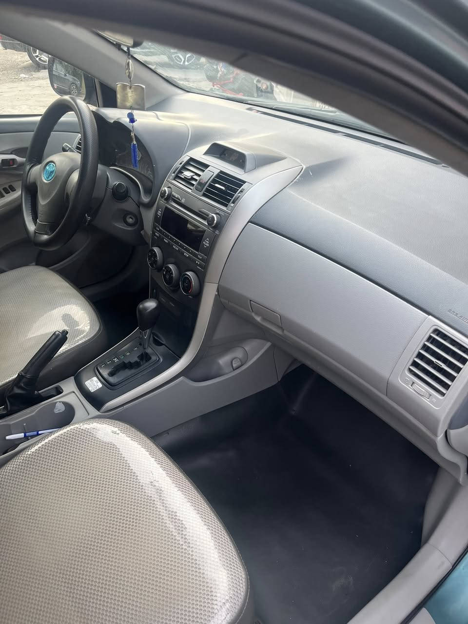 السلام عليكم
كورلا 2009 وارد امريكي مصبوغة عام 
وبيها جراد حالياً 

بنيد وصندوك وقمارة السيارة على البك مرت يصير بيها رجة 
مشط جديد رايم شفت جديد زوج تايرات امامي جديد 
سعرها 95 ورقة وبيها مجال بسيط 
عنواني بغداد ***********
