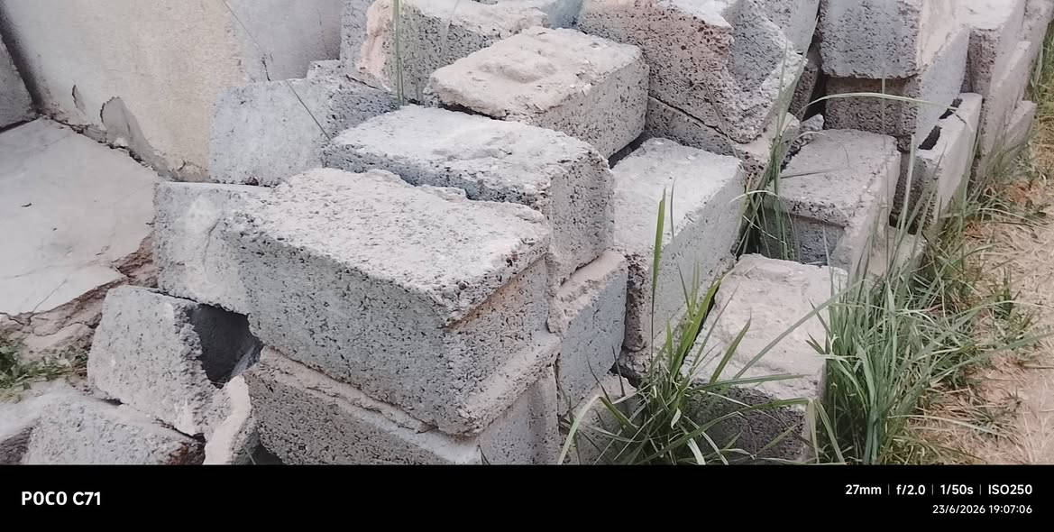 السلام عليكم للبيع بلوك مال سياج واكع بيهن تقريباً 350بلوكه بيهن نضيف قيم وخذ ***********
