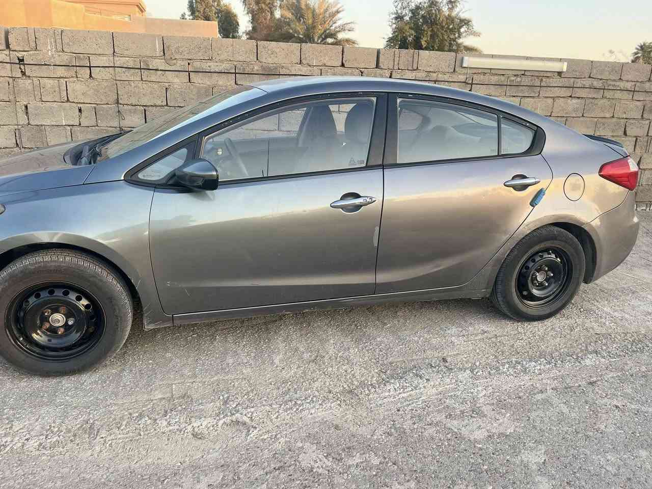 سلام عليكم 
سيراتو موديل 2014
مواصفاته معروفه عاديه تحكم بل سترين 
مكينه 1600
رقم بابل 
سياره بيها بارد مأشر عليهن بل صور ومصلحهن 
وبيها باب مبدل الخلفي بجه سكن 
سياره ماشيه 450 الف كيلو 
سياره ناقصه حداديه فقط الصدر 
السعر 100 وبيه مجال الطيبين 
***********
