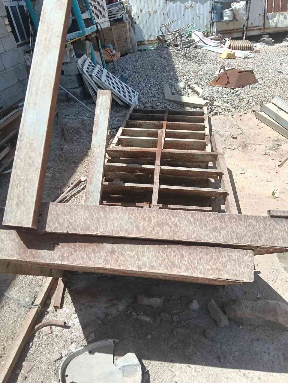 سلام عليكم اللبيع باب سلايت طول 3 نص  باب خدمي 1متر بس مامصوره ورتفاع 185 درج اعرض متر بليت جكر طول قطعتين 4 وصحن وقطه ثانيه 12 وصحن التواصل على خاص او رقم ***********بي واتساب مكان بغداد جسر دياله الجديد
