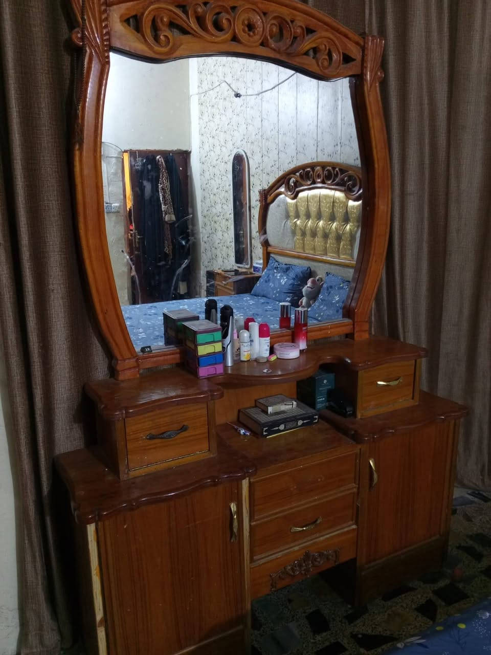 السلام عليكم ورحمه الله وبركاته...عندي غرفة  6 باب ..صاج أصلي تفصال ب700 وبيها مجال كلش مستعجل ع بيعتها وهذا رقم التواصل..***********
