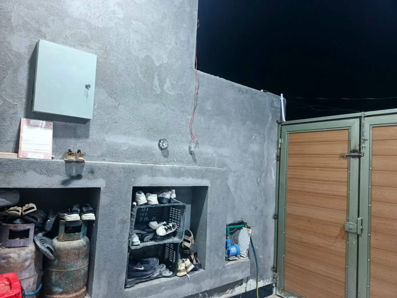🏡 فرصة مميزة للبيع – نصف دار طابو صرف 🏡
📍 الموقع: ناحية العكيكه – شارع المجاري  
📐 المساحة: 150 متر  
🏗️ البناء: درجة أولى (طابوك + كونكريت)  
🆕 عمر البناء: 3 أشهر فقط  

✨ تفاصيل العقار:  
▪️ طابق ونصف  
▪️ 3 غرف نوم واسعة  
▪️ ديوانية مرتبة  
▪️ صالة مريحة  
▪️ مطبخ حار وبارد  
▪️ صحيات داخلية وخارجية  

💰 المطلوب للبلدية: 9 مليون  
📅 التسديد السنوي: 550 ألف في شهر الخامس  

📌 البيت مرتب وحديث ومناسب للسكن العائلي، موقع هادئ وخدمات متوفرة.  

📞 للاستفسار والمعاينة:  
***********
