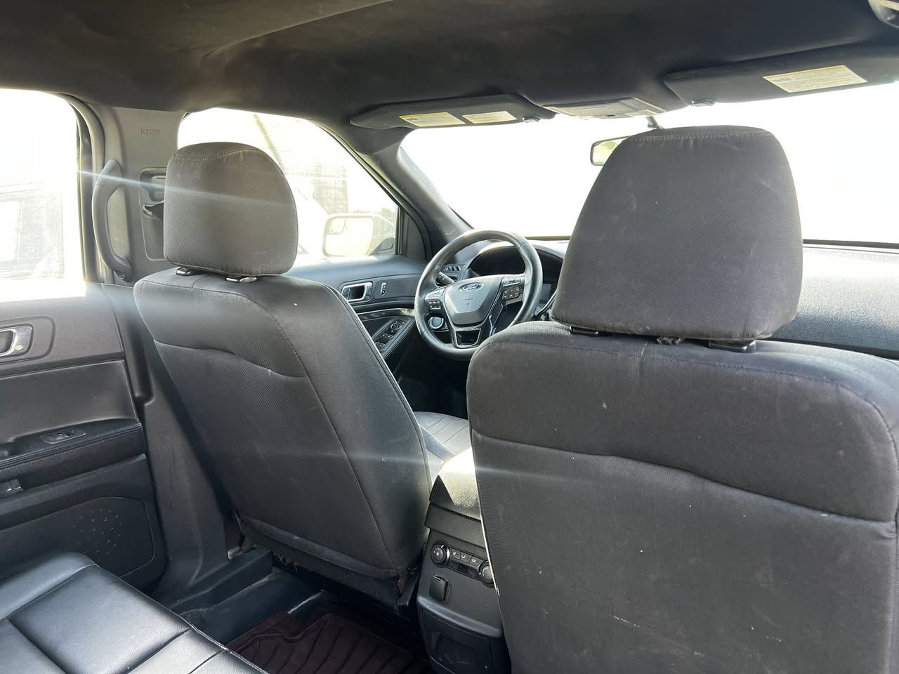 السلام عليكم فورد اكسبلور مواصفات بوليسي شاشة تيسلا قطعتين تبريد حجم المحرك 3700 كير عشر نمر  4WD خمسه راكب السياره جنطتها جداً ضخمه تكدرون اتضيفولها كراسي اضافيه السياره حلوه ما محتاجه اي شي كيرها ومكينتها مكفولات ماشية 130 الف كيلو سعرها 145 ورقه وبيه مجال بسيط للاستفسار الاتصال ***********
