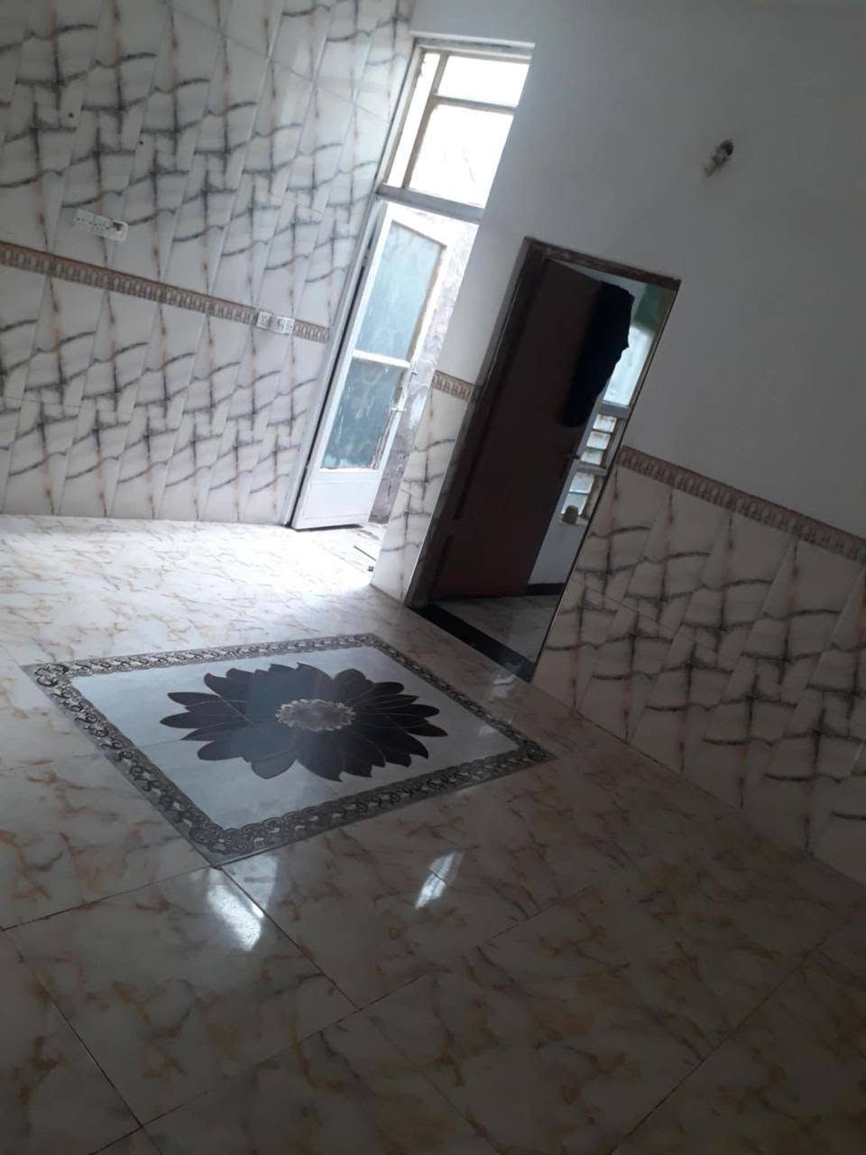 بيت للبيع بحي عداي مساحته 100 متر طابقين والطابق الثاني كامل شبابيك وبناء فقط باقي على السقف والبناء الفوك نفس الجوه تماما قريب على المدارس الشعب والصينيه بسعر مناسب للاستفسار تواصل على هذا الرقم *********** .. بيه واتساب
