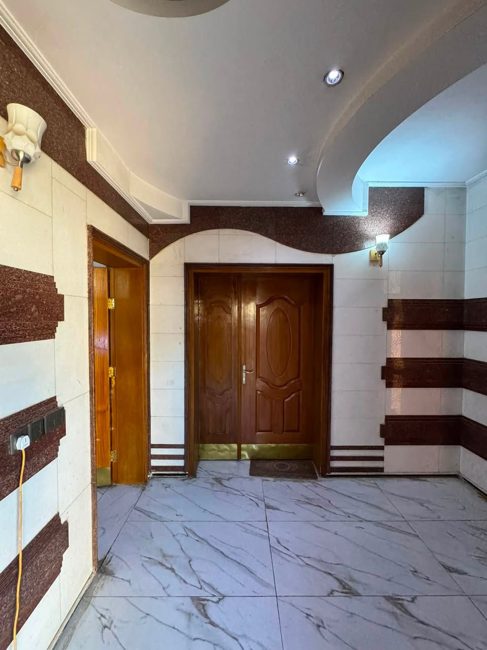 للإيجار بيت مميز ركن 

📍 مساحة 300 متر – ركن
✅ يحتوي على 10 غرف نوم
✅ تصميم نظام سويتات، مناسب للشركات، المكاتب، الأطباء، أو سكن الموظفين.
🌳 مقابل البيت تشجير وعلى شارع عريض، موقع هادئ ومميز
يصلح تجاري 
سعر الايجار ٣ مليون 
***********
***********
