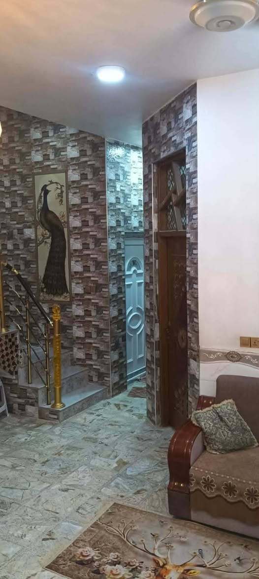 بيت مساحته 150 متر واقع حال 165 طابو صرف بناء حديث يتكون البيت من كراج سياره وستقبال وهول وغرفة نوم وصحياة داخل وخارج والطابق ثاني يتكون من ثلاث غرف نوم وهول وصحياة زاءد بيتونه في طابق ثالث معه قطعه بصف البيت مساحة القطعه 180 متر طابو صرف بسمي العنوان حله حي العسكري شارع 80 مقابيل مخازن كهرباء نزلت ساده البخطه اومقابيل مجمع اشور البيت علا 
التبليط سنتركافة الخدمات موجوده من مجاري تبليط نت ضوءي ماء كهرباء***********
