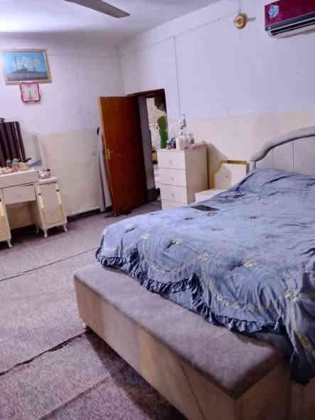 السلام عليكم 
🍁دار للبيع طابو صرف  سنه البناء 
🍁المساحه 200 متر واجه 10متر /نزال 20 متر 
🍁يتكون البيت من غرف نوم عدد (3)صاله /استقبال 
🍁مطبخ /صحيات داخليه وخارجيه /حديقه وخارجيه 
😍✨/شارع 10 تبليط 
الموقع / حي العسكري قرب مجمع حمزه ابو العكل 
زورنا في المكتب الواقع قرب محطه وقود المدحتيه مقابل استداره الصقر 📍
للاستفسار الاتصال على الرقم. ☎️📞⬅️***********
