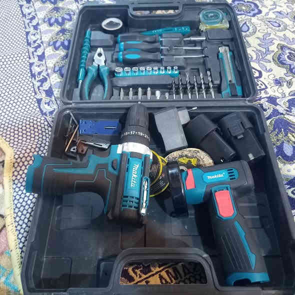 دريل وكوسرا نظام شد وثقب وبطاريتين شاحنه وقراصه مال كوسرا الدريل عزل 25 يعني همرر السعر 30 وبي مجال وهذا رقمي***********
