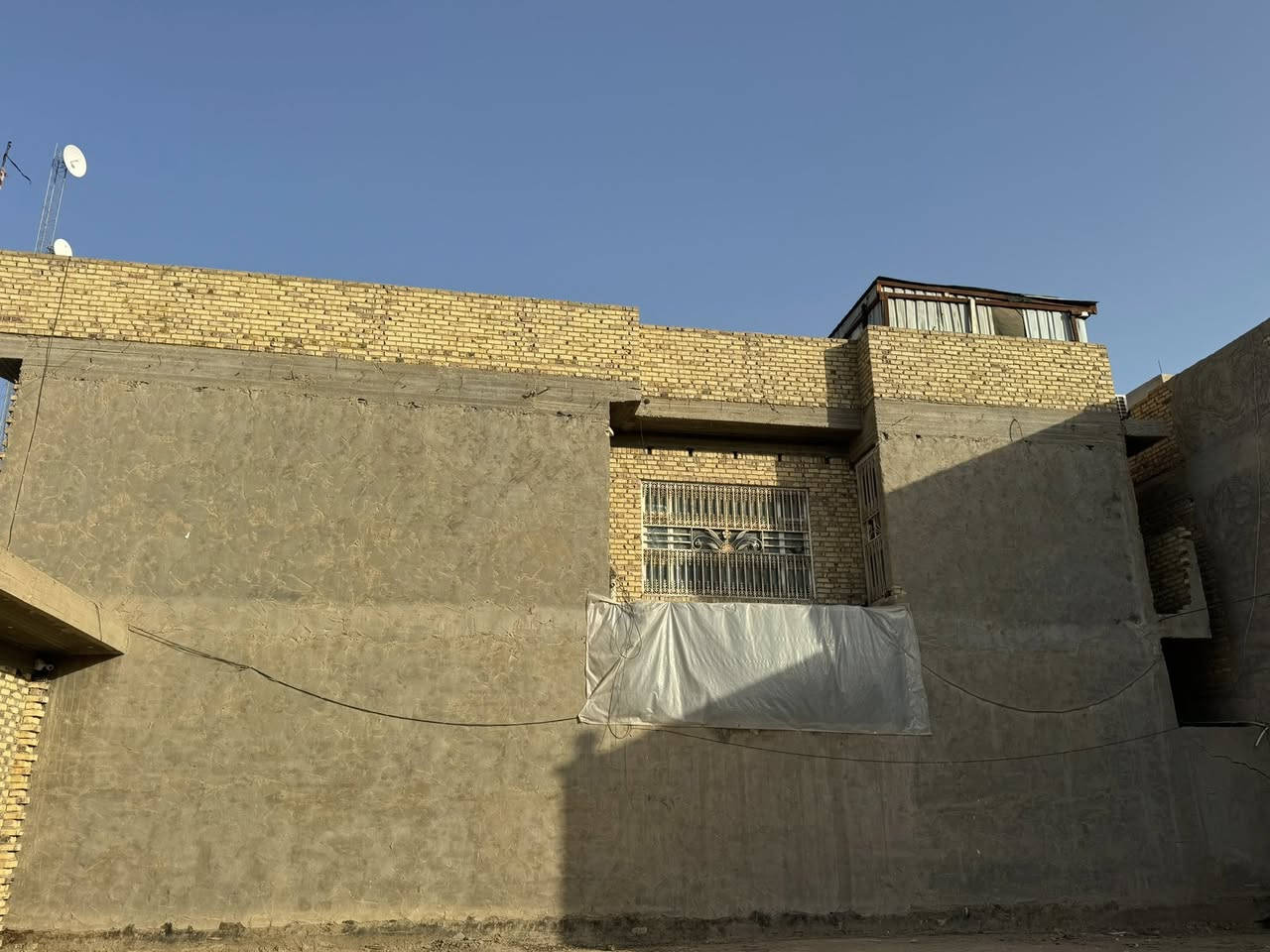 الهم صلي على محمد وآل محمد 
دار تجاري للبيع طابو صرف
موقع الحمزه الشرقي على الشارع العام مقابل مطعم حازم الكيم
المساحه 250
طابقين مسلح بناء
 حديث
محلات عدد ٢
الطابق الأرضي
مطبخ
وصاله
وغرفه
وأستقبال
ومناور على داير البيت 
ومجمع صحيات..
وصحيات خارجيه

الطابق الثاني
 صاله
وغرف عدد ٣
ومجمع صحيات

الطابق الثالث فقط سطح ومخزن كبير 

السعر خاص واتساب 
***********

