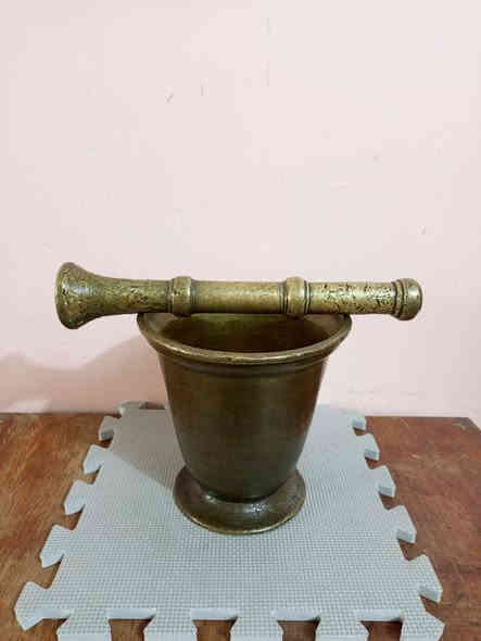 الأصلي هاون قديم جداً ارتفاع 18ونص سم واليده 30سم،
للبيع ‏‪***********‬‏ يوجد توصيل كافة المحافظات
