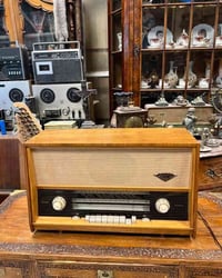 تحف فنية وديكورات منزلية: تماثيل، لوحات، ساعات، وأدوات زينة كانت تزين ...