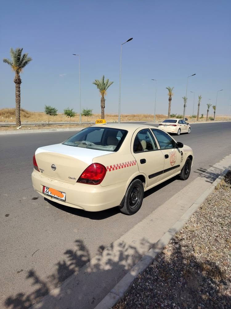 غازو بةنزين جةمبي خةفيف بيشو بشت يةك بارجة رةش بونيت يةك بست جاملخي بيش لاي سايق سبوخ بستيك لة سةرةوةي تاية دواوة سبوخ گيرو مةكينةو گشت گياني بةشةرتة. *********** أربيل, العراق
