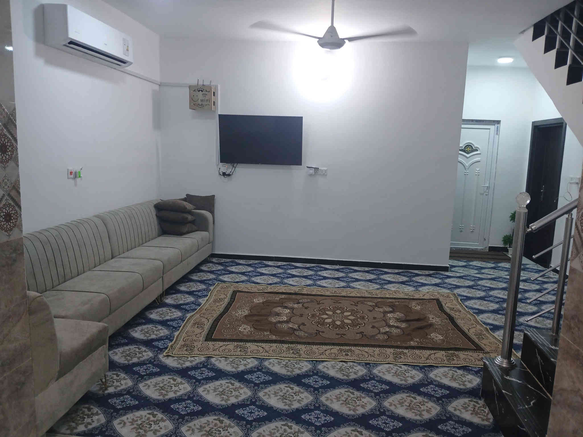 سلام عليكم عندي بيت بمجمع الزهراء ركن وعلى ساحه وخلف شارع التجاري ١٥٠ متر وبي اضافات ومجاور البوابه صار عليه ١٠٥ مليون وباقي ٤٠ الى شركه اريد اراوس بل اميرات 2  المساحه ٢٥٠ رقمي ***********
