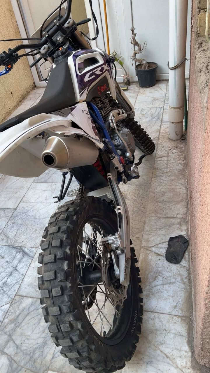 السلام عليكم الدراجة للبيع اقره التفاصيل كاملةا
النوع ( قفاز crx )

الفئة ( 300cc ) 

الموديل ( 2025 ) 

التفاصيل .. 

تفاصيل ال crx المعروفة'

الاضافات..

( باتري عدد 2 الأصلي واحد احتياط + يدات رياضي لون ازرق + كتف شحن بعدني ماشادة + واير كلتچ + واير خناك كابريتة + زنجيل وصينية جدد + هندر جديد .. كل غراضها الماخذهن بلادية من الوكيل اللي بديالى ) الدراجه مكفولة مكينة وگير وكلشي بس شوي زنجار لان متروكة صارلها فترة وسبب البيع ماجاي استخدم الدراجه نهائياً ضاله ماخذه مكان بدون فايدة.. سعر الدراجه مع الغراض 1200 بدون الغراض 1150 وبيها مجال قليل للشراي رقم ( *********** ) اللي تعجبه يجي ويشلع عيوني مكاني بصرة جنينة واسف على التطوالة..💜
