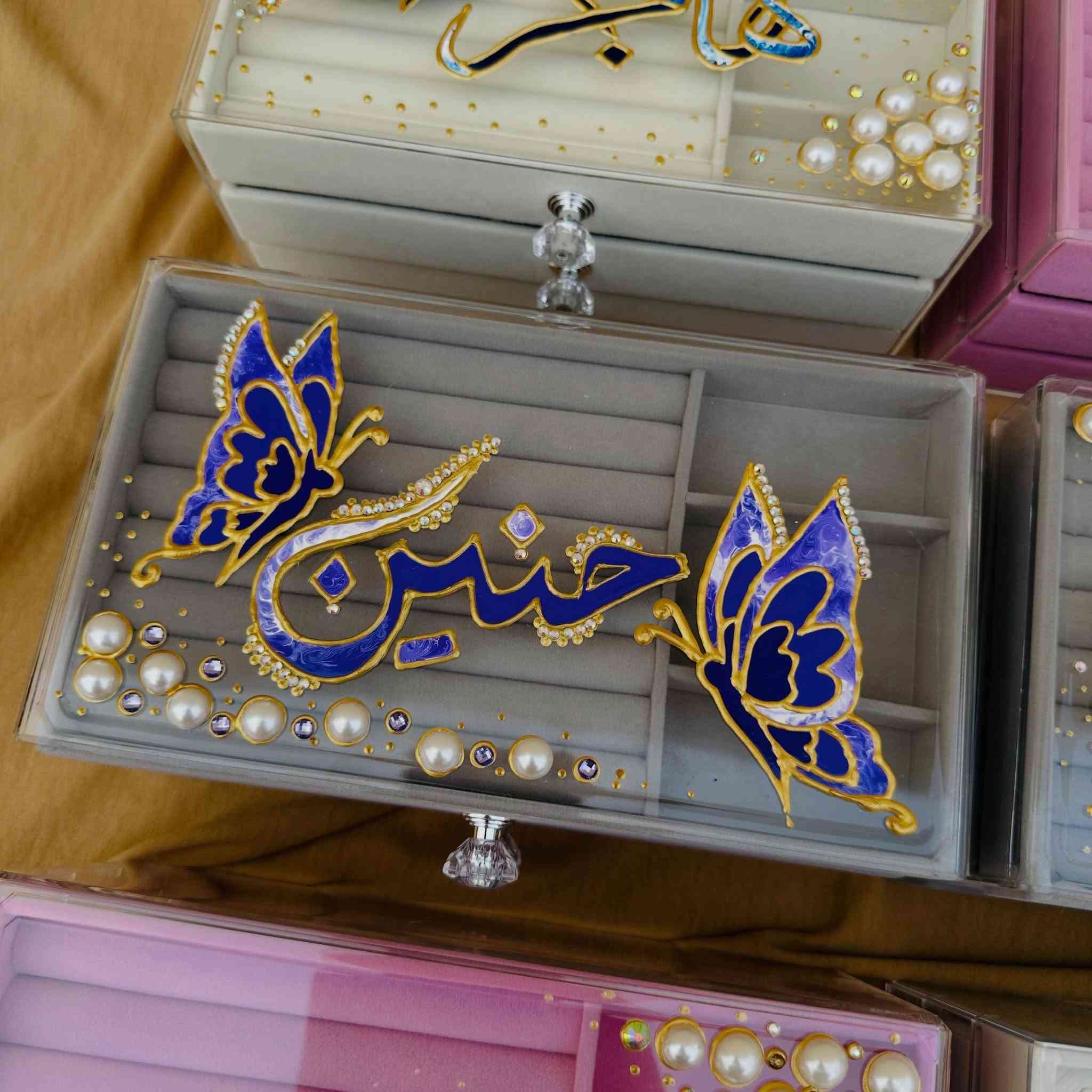 احلى لوكر ممكن ترتبون بي الاكسسوارات مالتكم💛✨
الاسم حسب الطلب طبعا✨
💛شغل يدوي خاص بمتجرنا💛
والتوصيل٥ لكل العراق💕
'
'
#اكسبلور_فولو #explore


**إذا كنت صاحب هذا الإعلان وتريد حذفه لأي سبب، رجاءا أرسل رسالة إلى الدعم الفني**